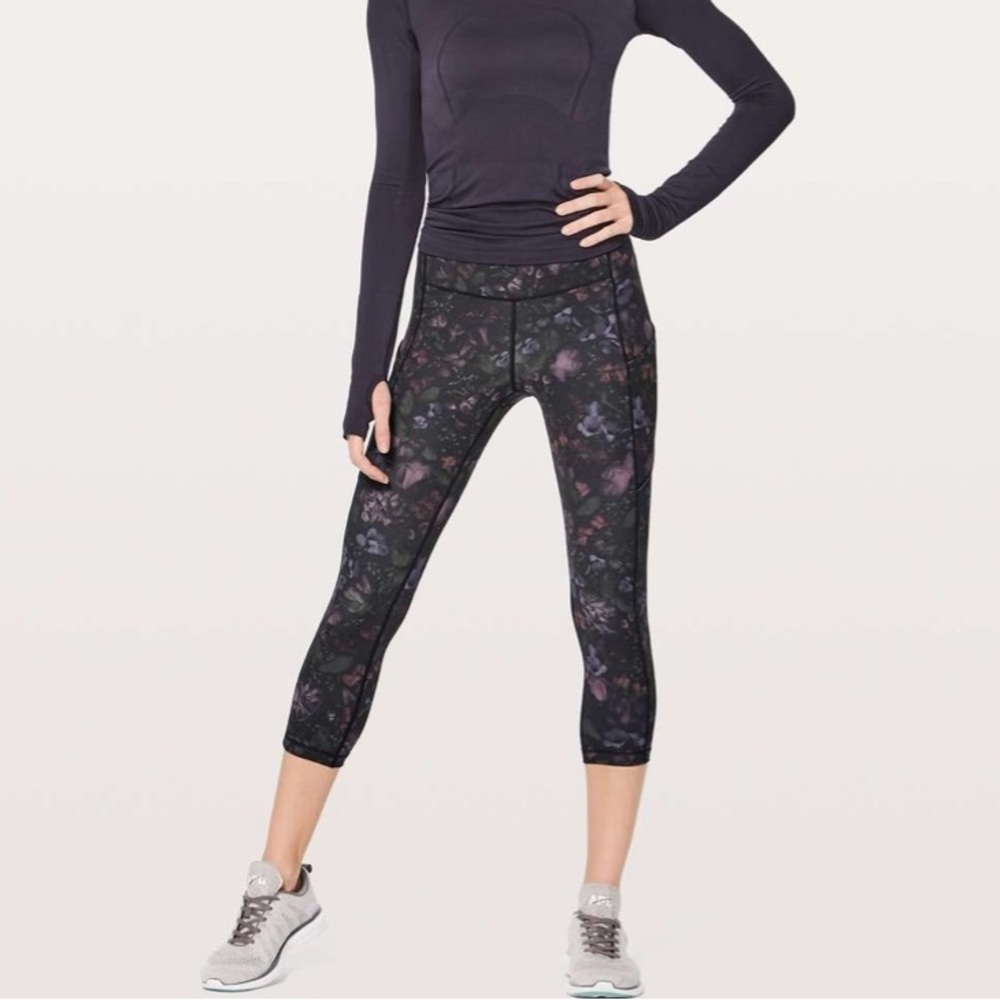 Lululemon Speed Up Crop (21”). Colour: ‘Frozen Flourish Multi’.